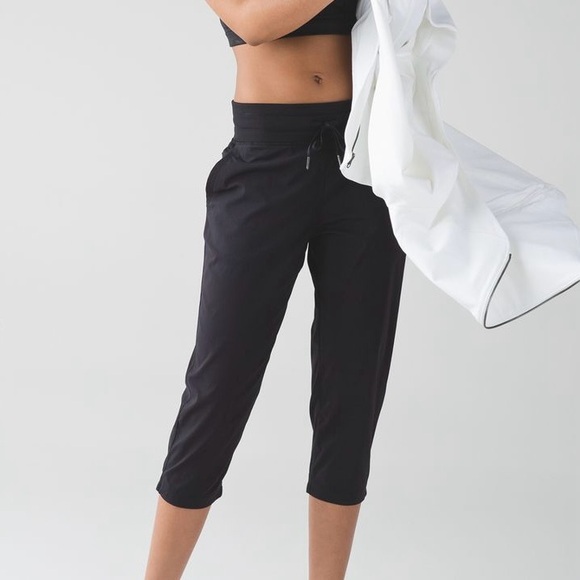 Lululemon Dance Studio Crop II (Unlined) in Black. Mid Rise. 17” Inseam. Size 2 - Picture 1 of 16